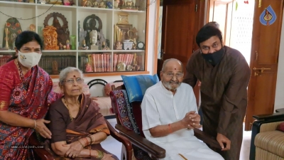 Chiru Meets K Viswanath - 14 of 20