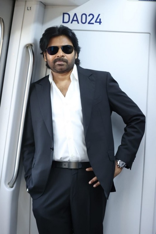 Pawan Kalyan Travels in Hyderabad Metro For Vakeel Saab Shoot - 4 / 12 photos