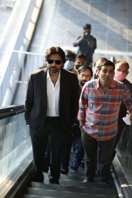 Pawan Kalyan Travels in Hyderabad Metro For Vakeel Saab Shoot - 2 of 12