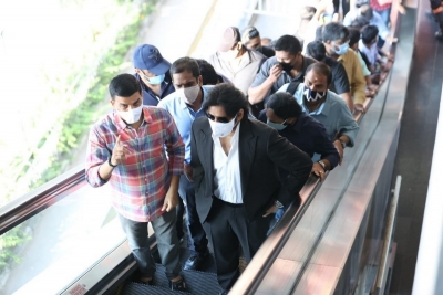 Pawan Kalyan Travels in Hyderabad Metro For Vakeel Saab Shoot - 3 of 12