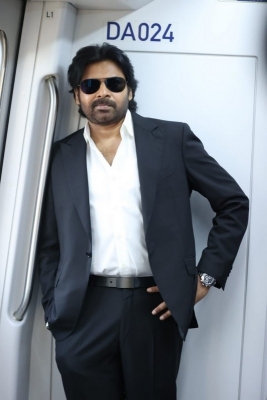 Pawan Kalyan Travels in Hyderabad Metro For Vakeel Saab Shoot - 4 of 12