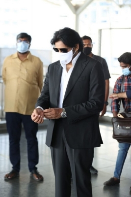 Pawan Kalyan Travels in Hyderabad Metro For Vakeel Saab Shoot - 8 of 12