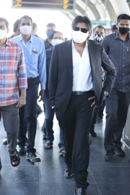 Pawan Kalyan Travels in Hyderabad Metro For Vakeel Saab Shoot - 10 of 12