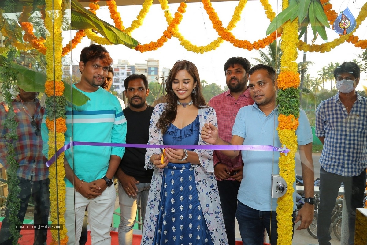 Pujitha Ponnada Inaugurates BeYou Salon - 11 / 18 photos