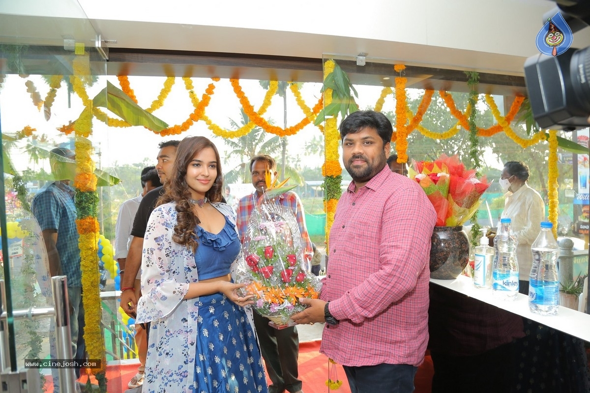 Pujitha Ponnada Inaugurates BeYou Salon - 15 / 18 photos