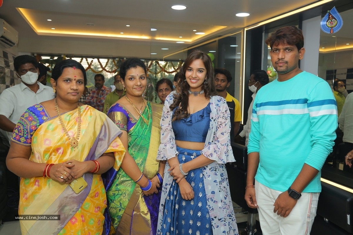 Pujitha Ponnada Inaugurates BeYou Salon - 16 / 18 photos