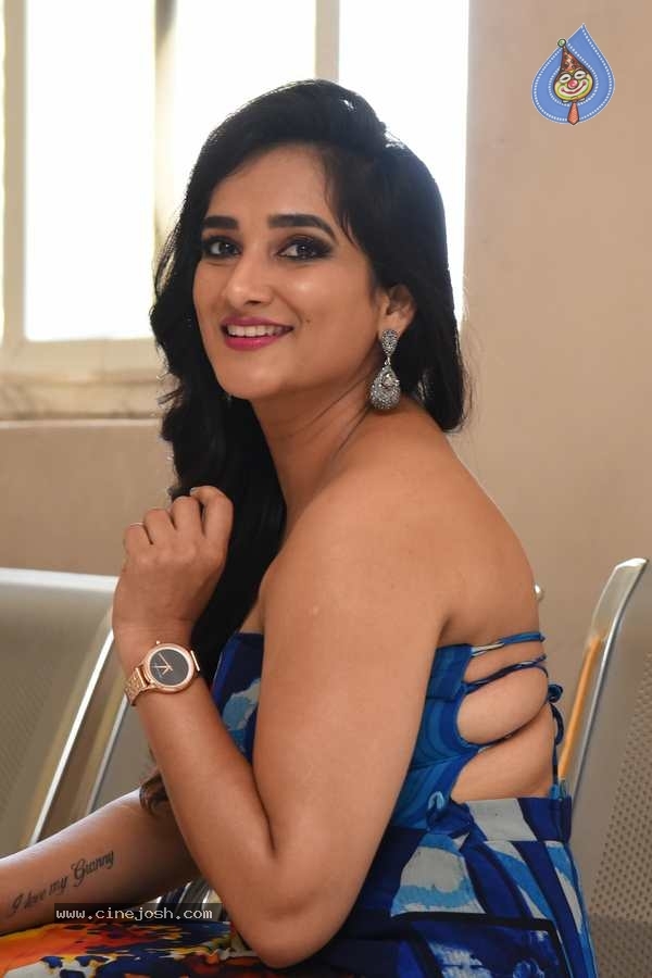 Anchor Madhu Krishna - 9 / 26 photos