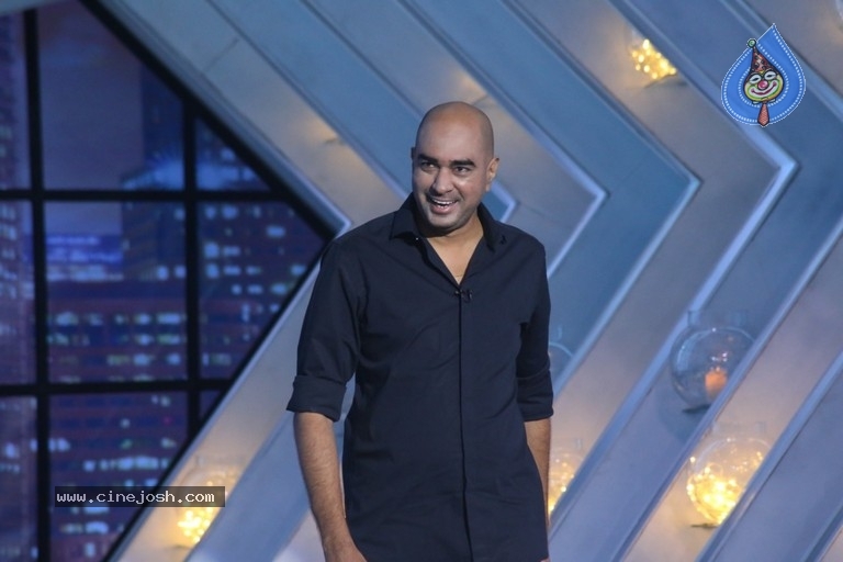 Rakul Preet and Director Krish from the sets of SamJam - 5 / 21 photos