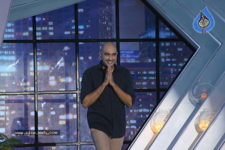 Rakul Preet and Director Krish from the sets of SamJam - 14 / 21 photos