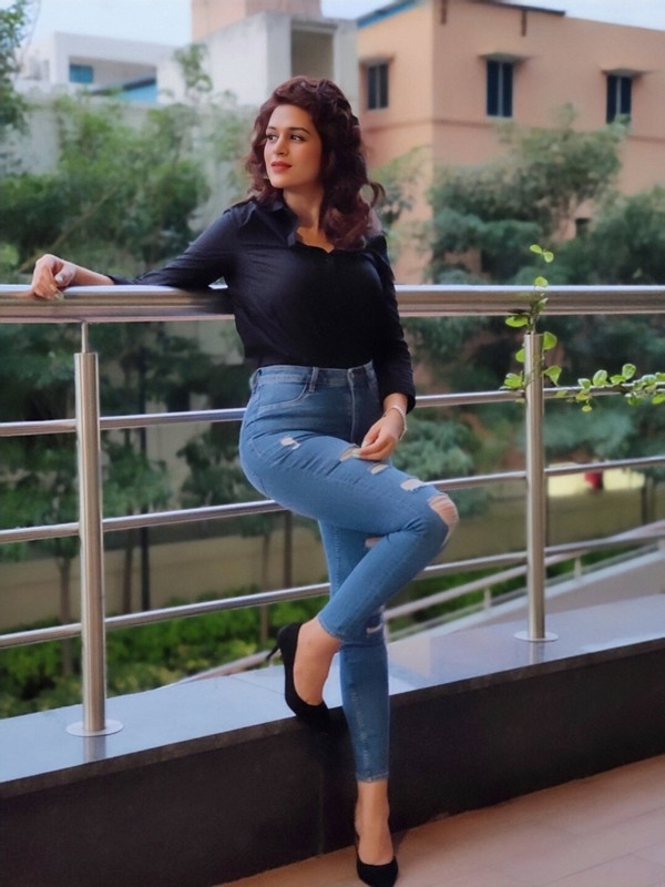Shraddha Das Pics - 3 / 4 photos