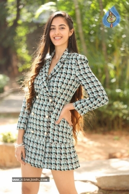 Simrat Kaur Randhawa Photos - 4 of 18