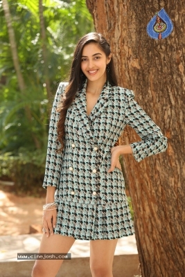 Simrat Kaur Randhawa Photos - 11 of 18