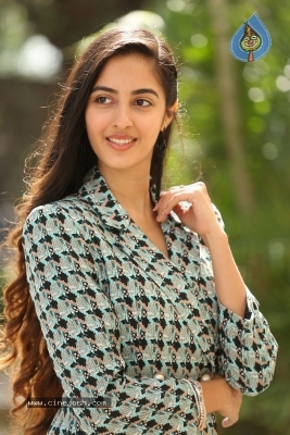 Simrat Kaur Randhawa Photos - 15 of 18