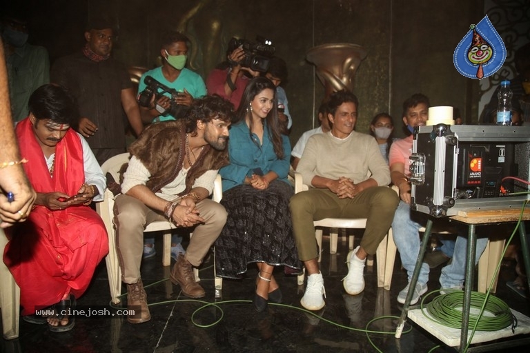 Alludu Adhurs Movie Shooting Coverage - 12 / 21 photos