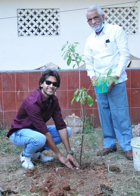 Abhijeet accepted Green India Challenge - 4 / 4 photos