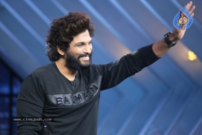 Allu Arjun and Samantha from the sets of SamJam - 3 of 20