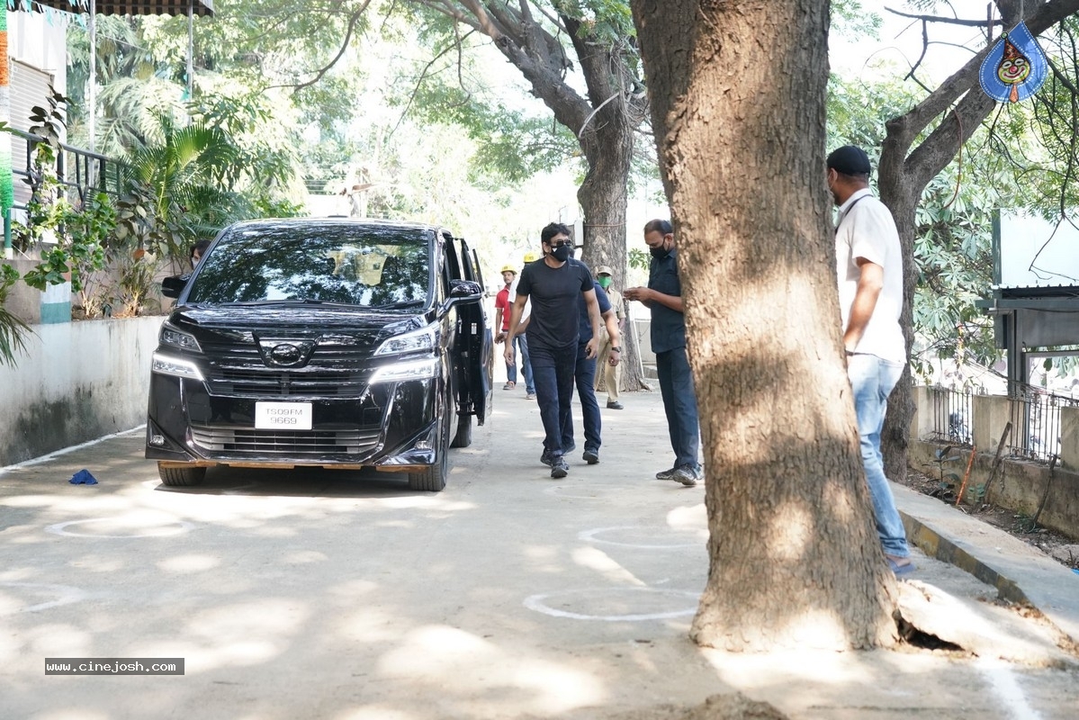 Celebrities cast their Vote GHMC Elections 01 - 4 / 36 photos