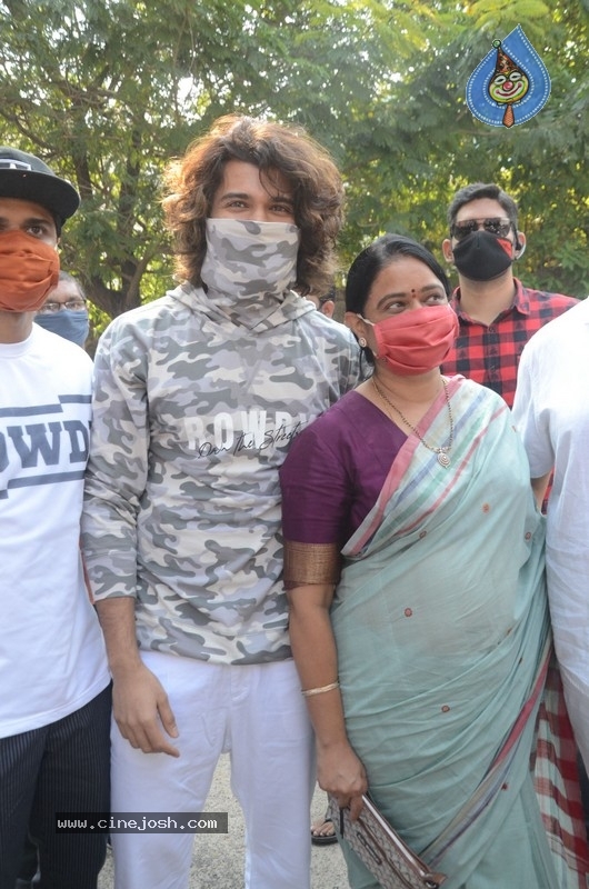 Celebrities cast their Vote GHMC Elections 01 - 11 / 36 photos