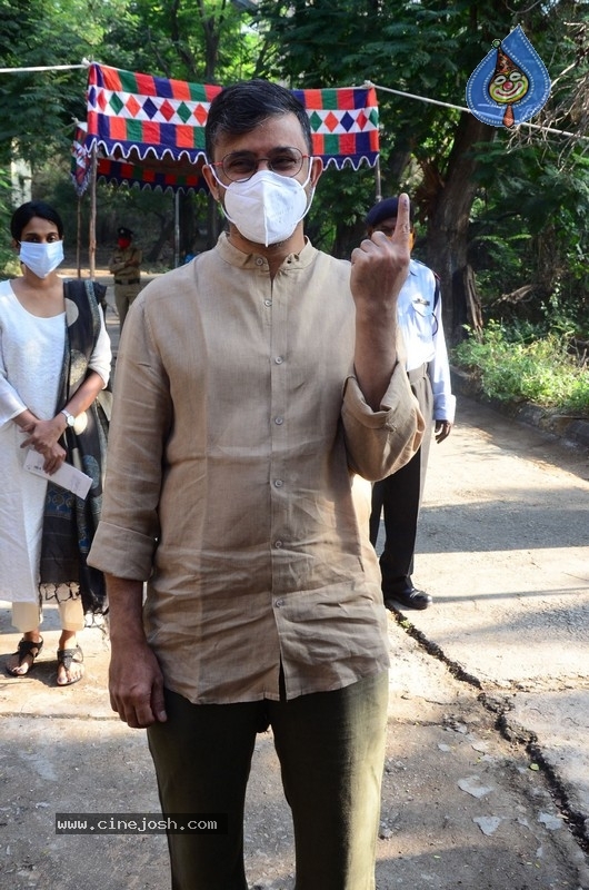 Celebrities cast their Vote GHMC Elections 01 - 33 / 36 photos