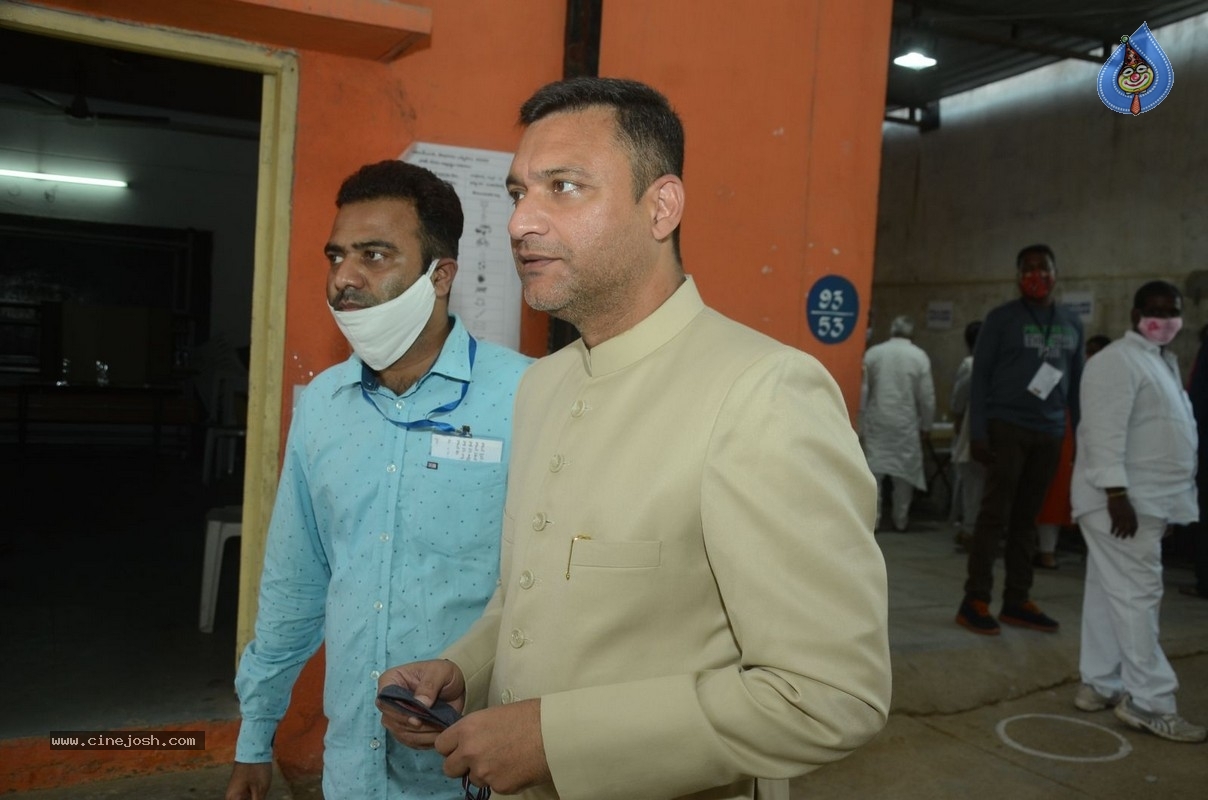 Celebrities cast their Vote GHMC Elections 02 - 5 / 57 photos