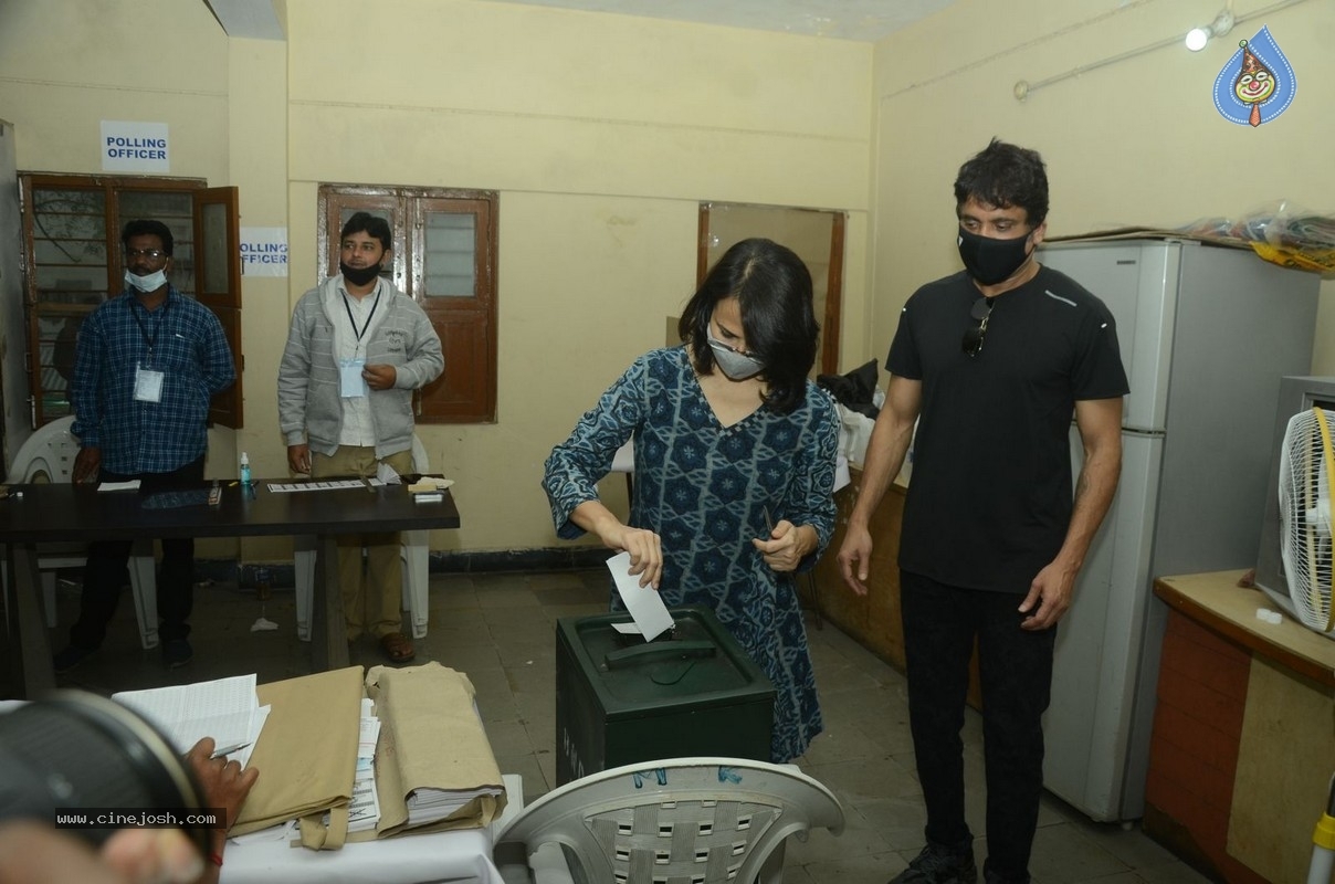 Celebrities cast their Vote GHMC Elections 02 - 31 / 57 photos