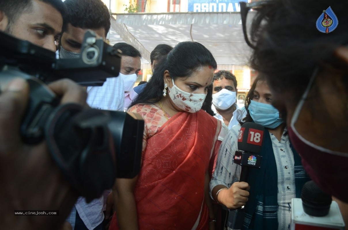 Celebrities cast their Vote GHMC Elections 02 - 39 / 57 photos