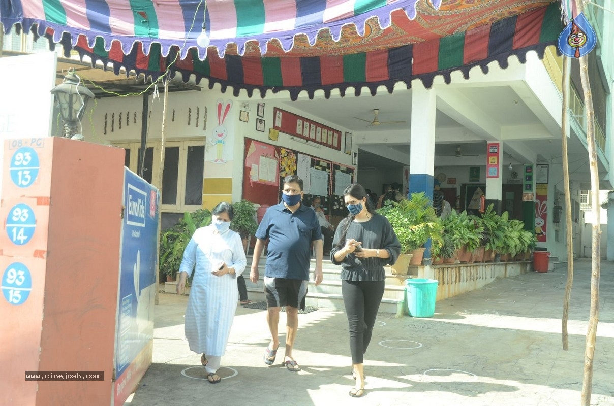 Celebrities cast their Vote GHMC Elections 02 - 48 / 57 photos