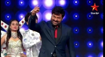 Chiranjeevi Entry in Bigg Boss Finale Stage - 2 of 5
