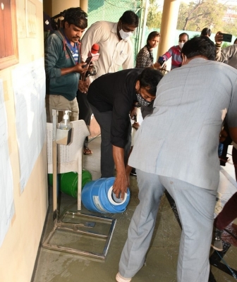 Chiru and Surekha cast their vote - 4 of 4