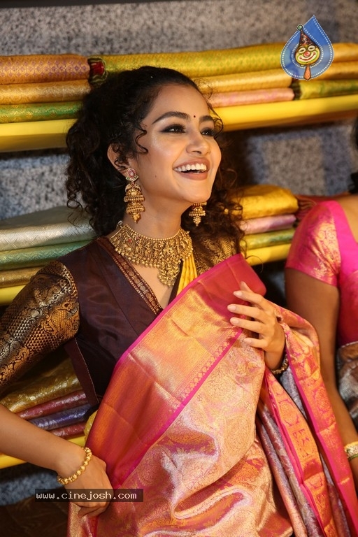 Mugdha Art Studio at Patny Centre - 2 / 40 photos