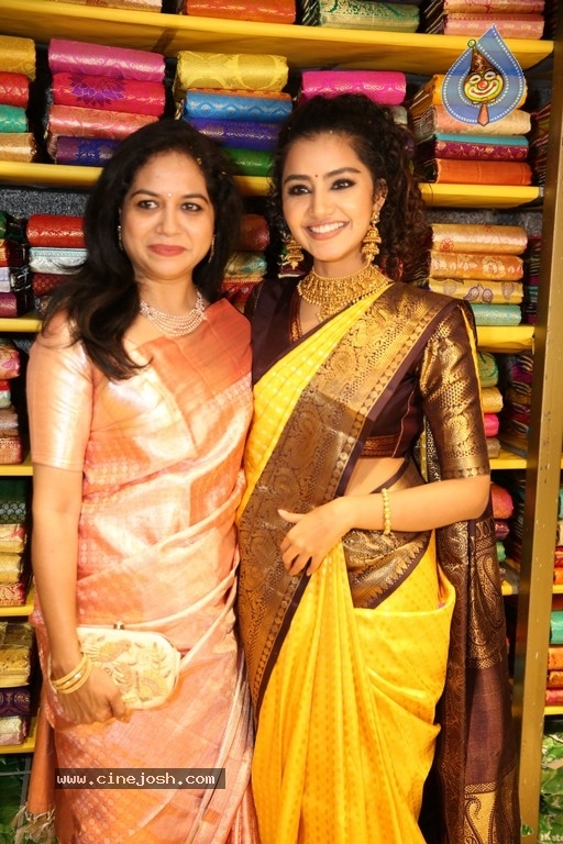 Mugdha Art Studio at Patny Centre - 10 / 40 photos