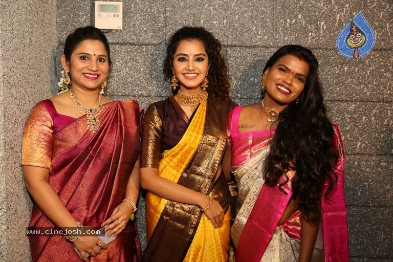 Mugdha Art Studio at Patny Centre - 26 / 40 photos