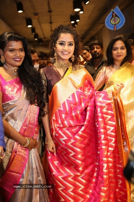 Mugdha Art Studio at Patny Centre - 27 / 40 photos