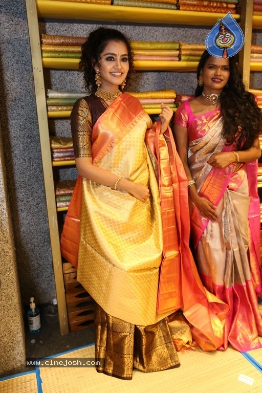 Mugdha Art Studio at Patny Centre - 28 / 40 photos