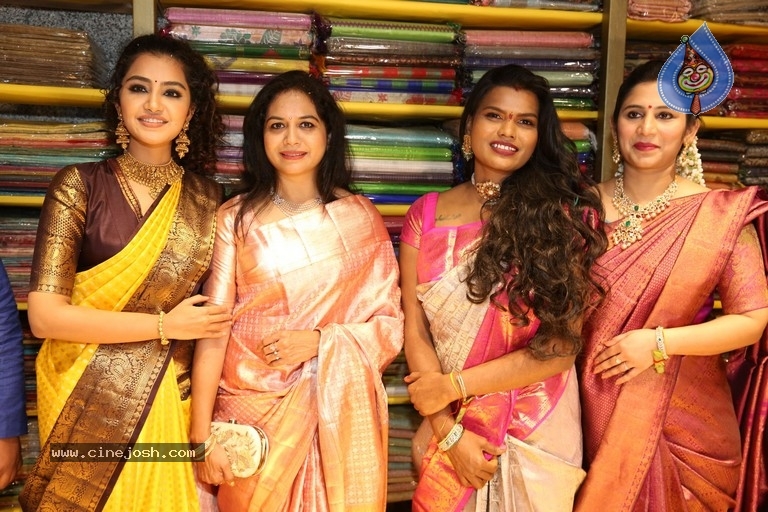 Mugdha Art Studio at Patny Centre - 31 / 40 photos