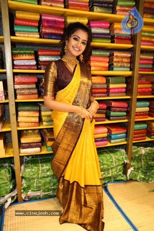 Mugdha Art Studio at Patny Centre - 34 / 40 photos