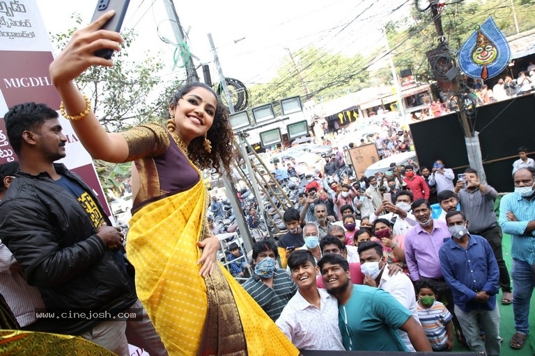 Mugdha Art Studio at Patny Centre - 38 / 40 photos