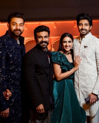 Ram Charan Enjoying With His Family At Niharika Sangeet - 4 of 6