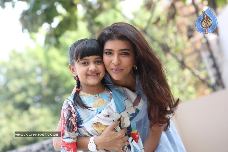 Vidya Nirvana Holds The Noble Book of World Records - 12 / 13 photos