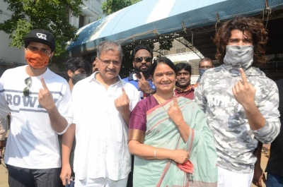 Vijay Deverakonda And his family cast their Vote - 2 of 4