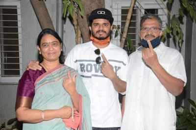 Vijay Deverakonda And his family cast their Vote - 4 of 4