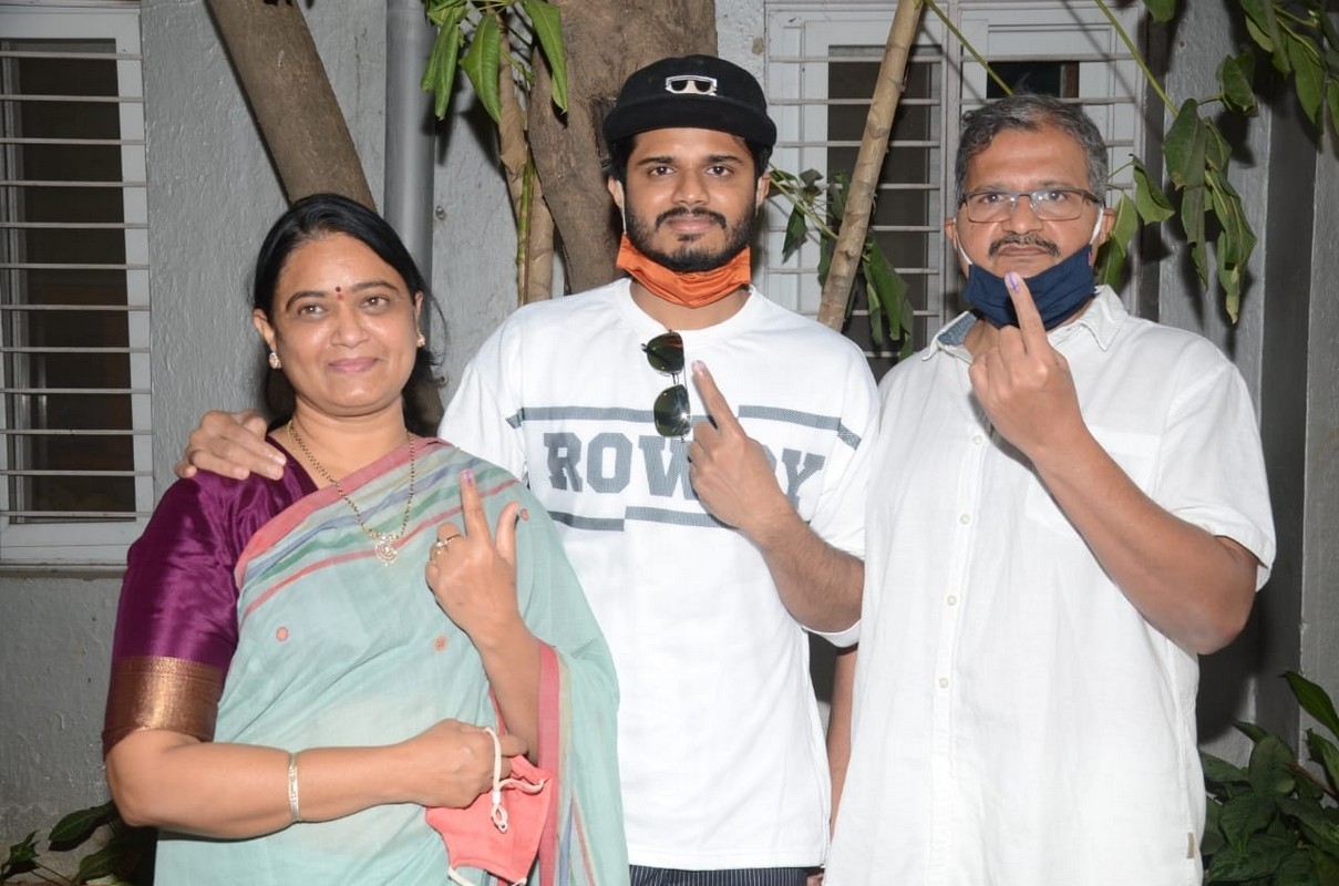 Vijay Deverakonda And his family cast their Vote - 4 / 4 photos