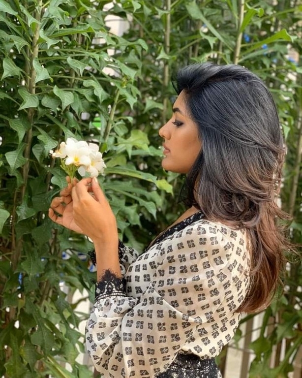 Eesha Rebba Pics - 2 / 3 photos