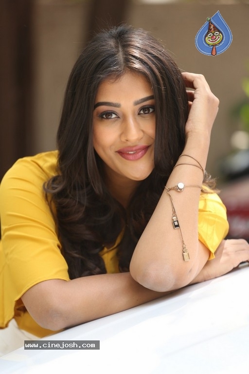 Pooja Jhaveri Stills - 2 / 21 photos