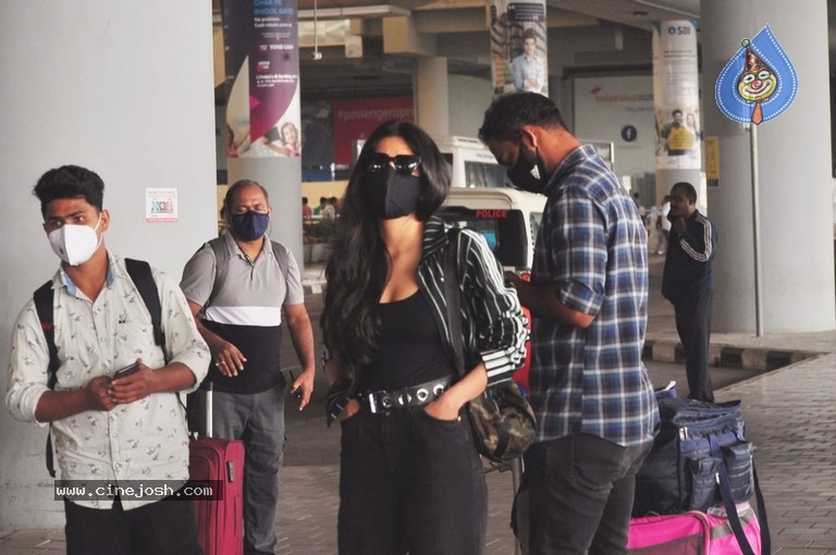 Shruti Haasan Airport Look - 5 / 6 photos