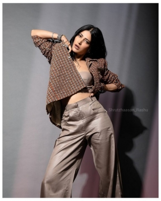 Shruti Haasan Pics - 4 of 4