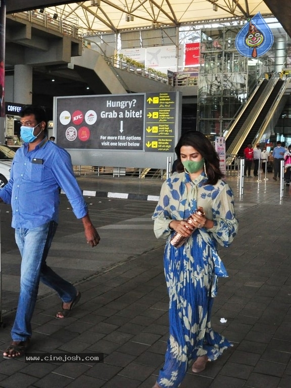 Samantha Airport Look - 1 / 10 photos