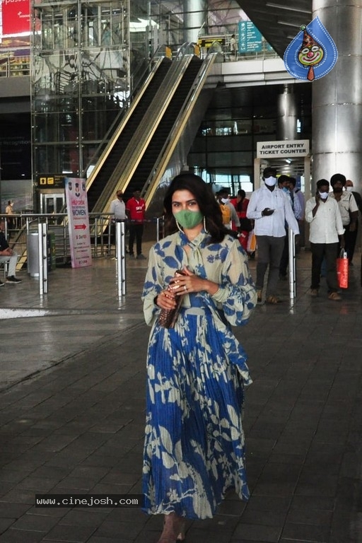 Samantha Airport Look - 4 / 10 photos