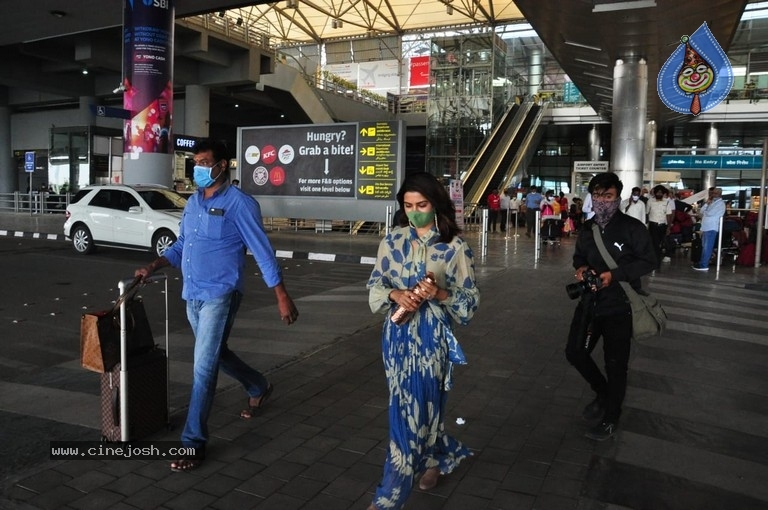 Samantha Airport Look - 5 / 10 photos