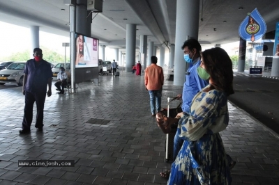 Samantha Airport Look - 9 of 10